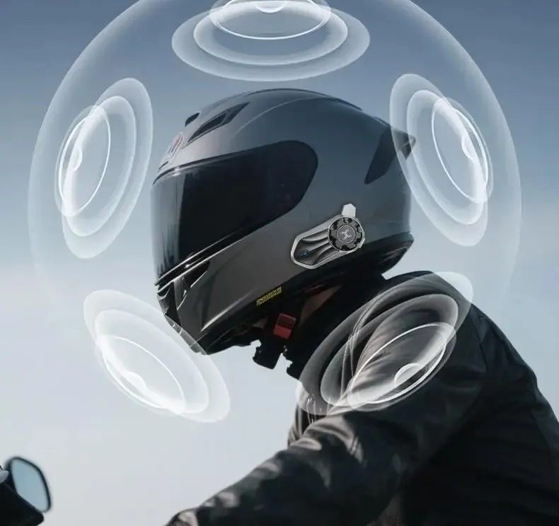 Casco integral negro con el intercomunicador X30 Mesh instalado al costado